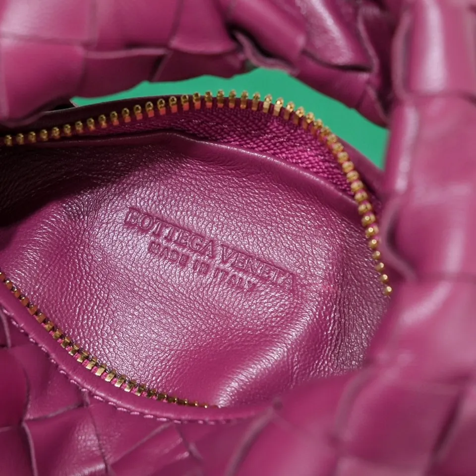 Batch 1080 BV super mini JODIE handbag, dumpling bag, woven knotted bag, simple, fashionable and super cute🍒Every color is high-end. It is a smaller version of the original mini version🤣It can only hold cuteness🍓🍓The upper body is fashionable and romantic. The fashionable bags created by Daniel Lee are really more and more favored by street experts. Style number: 6699-0# Size: 17*16*6.5